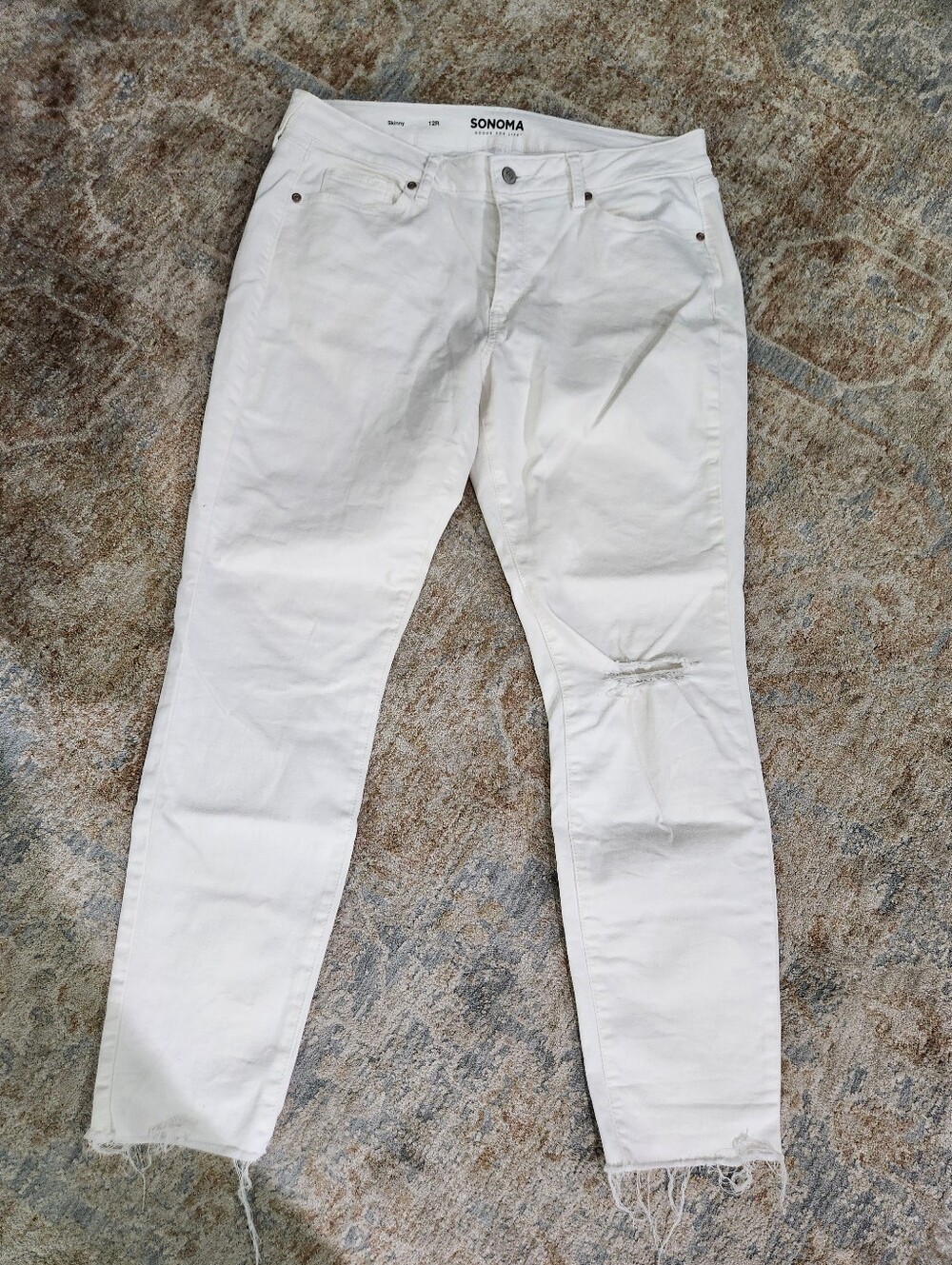 SONOMA  White Skinny Jeans with Distressed Knee